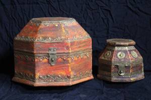 lot 11 image: Two Vintage Octagon Novelty Boxes From India