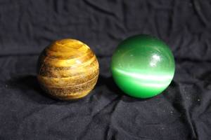 lot 122 image: Glass Cats Eye & Tigers Eye Orbs