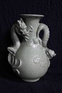 lot 19 image: Yi Lin Arts Dragon Design Vase