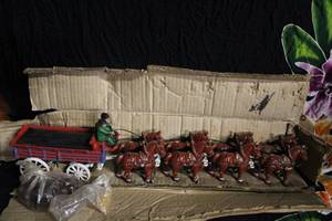 lot 28 image: Collectible Vintage Clydesdales wBeer Wagon, New