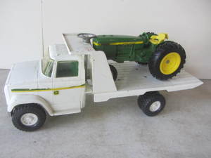 Ertl JD Flatbed & Tractor
