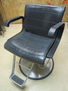 lot 302 image: BELVEDERE SALON CHAIR, WITH HYDRAULIC LIFT BASE