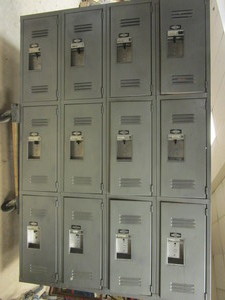lot 319 image: LOCKER UNIT