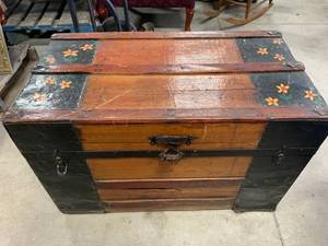 lot 3 image: Antique Steamer Trunk 32 Wide 17 Deep 17 Tall