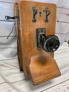 lot 17 image: Original Heavy Antique Phone (23 12 POUNDS)