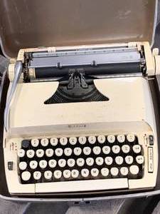 lot 23 image: Vintage Sears Citation Typewriter