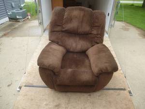 lot 7 image: Love Seat & Recliner Set
