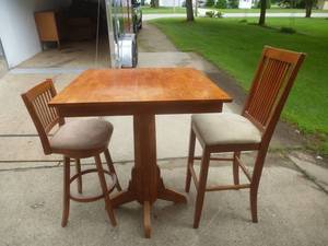 lot 13 image: Oak Bar Table & Chairs