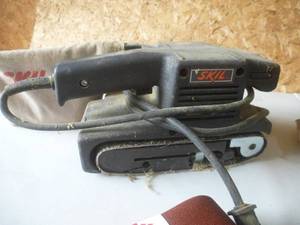 lot 22 image: B & D Finishing  Sander & Skill Belt  Sander