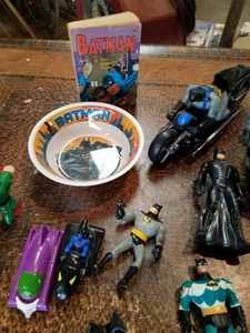 lot 18 image: Batman Set with Tin, Dish, Action Figures, and 1969 Book