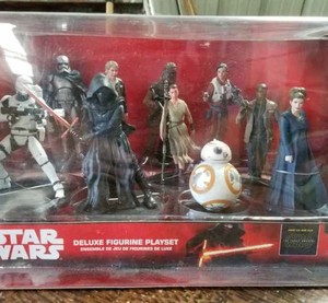 lot 106 image: Star Wars Deluxe Figurine Playset and a Star Wars Calendar
