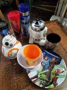 lot 147 image: Star Wars BB8 Clock, Water Bottles, R2D2 Figure, Dishes and Cups