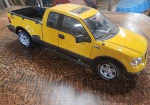 lot 183 image: 118th-Scale Die Cast Metal Ford F150 Extended Cab Pickup