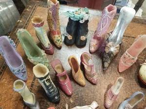 lot 185 image: 41-Piece Collection of Ladys Shoes and Handbags Curios