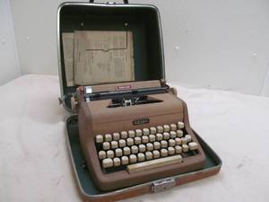 vintage Royal speed king typewriter