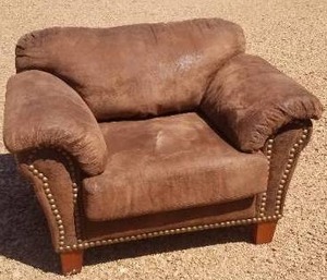 lot 51 image: Traditional Leather Chair
