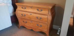 lot 6 image: Lovely Dresser by Ethan Allen