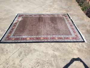 lot 62 image: Large Wool Area Rug 92 x 119 inches