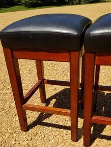 lot 138 image: Square Leatherette Counter Stools, set of 2