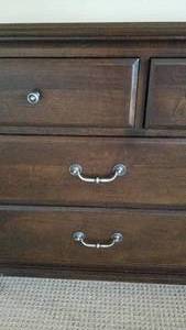 lot 26 image: Beautiful Mahogany Vanity Dresser by Ethan Allen