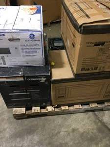 lot 32 image: PALLET WITH MICROWAVES NOT CHECKED CUSTOMER RETURNS SEE PICS