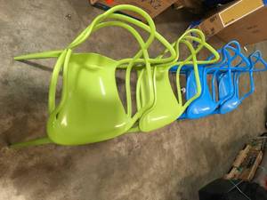 lot 37 image: PALLET OF GREEN AND BLUE CHAIRS CUSTOMER RETURNS SEE PICS