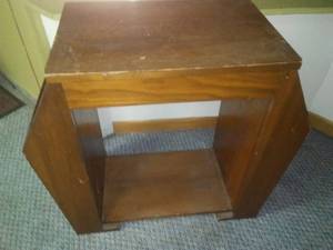 lot 9 image: End table with magazine racks. Totally reversible