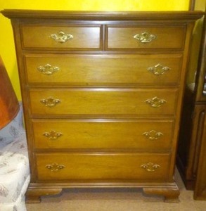 lot 10 image: Bassett Furniture Tall 5 drawer dresser.