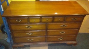 lot 11 image: Bassett Furniture Dresser. & mirror