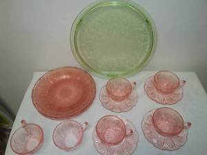 lot 42 image: Jeanette Pink Cherry Blossom Depression Glass.