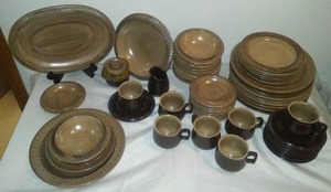 lot 48 image: Red Wing Dinnerware and Serving pieces. Beautiful Condition