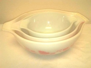 lot 73 image: 3 piece vintage Pink Pyrex