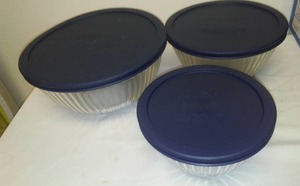 lot 76 image: 3 Pyrex mixing bowls & Covers  nice