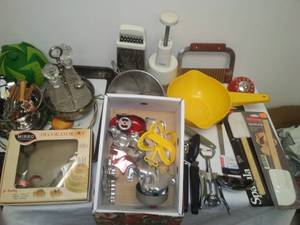 lot 79 image: Kitchen utensils, gadgets  basket. Zyliss chopper