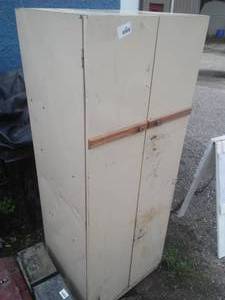 lot 109 image: Metal storage cabinet