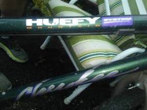 lot 130 image: Huffy 18 speed crossover bicycle.