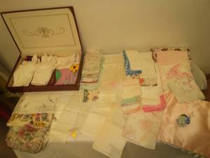 lot 138 image: Antique & vintage lace handkerchiefs, many excellent some with tags, over 30.