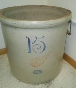 lot 172 image: Redwing Crock # 15.