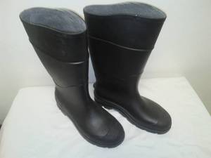 lot 204 image: Servus Rubber Boots - NEW - mens 8, Womens -10.