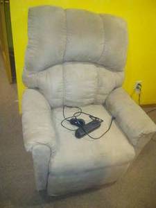 lot 175 image: Lift Chair - electric very nice Working