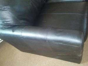 lot 180 image: Leather Love Seat. Very good condition.