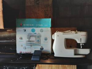 lot 10 image: Singer Simple 2263 Sewing Machine