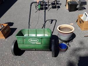 lot 16 image: Scotts 3000 Drop Spreader & 2-Flower Pots