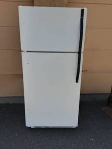 lot 21 image: Kenmore White RefrigeratorFreezer Model# 253.62802202. In Good working Condition.