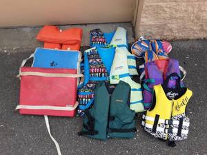 lot 37 image: 7-Life Jackets, 2-Seat Cushions