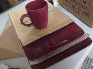 lot 14 image: Alcove 12 pc Dinnerware 2 plates da...