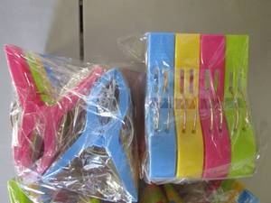 lot 38 image: 6-8 Pack Beach Towel Clips in Brigh...