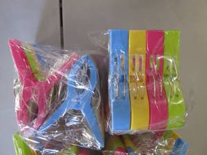 lot 40 image: 6-8 Pack Beach Towel Clips in Brigh...