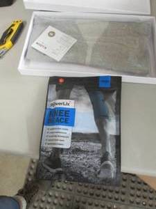 lot 92 image: 1 Medium, 1 Large Knee Brace...