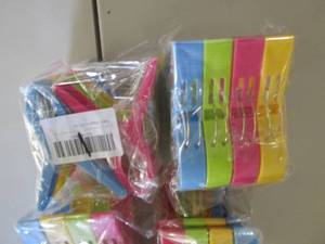 lot 98 image: 6-8 Pack Beach Towel Clips in Brigh...